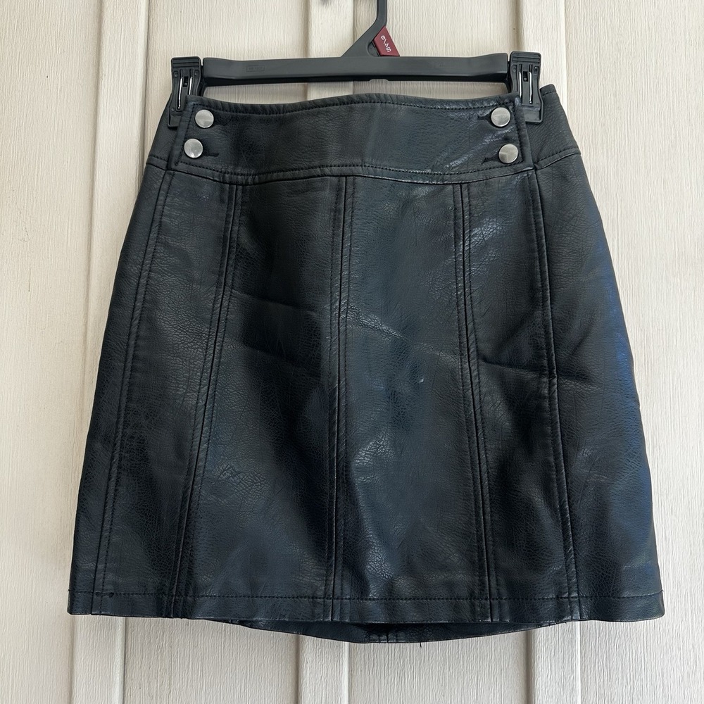 Free People Women's Black Faux Leather Mini Skirt Fall Seamed 2 Small Vegan